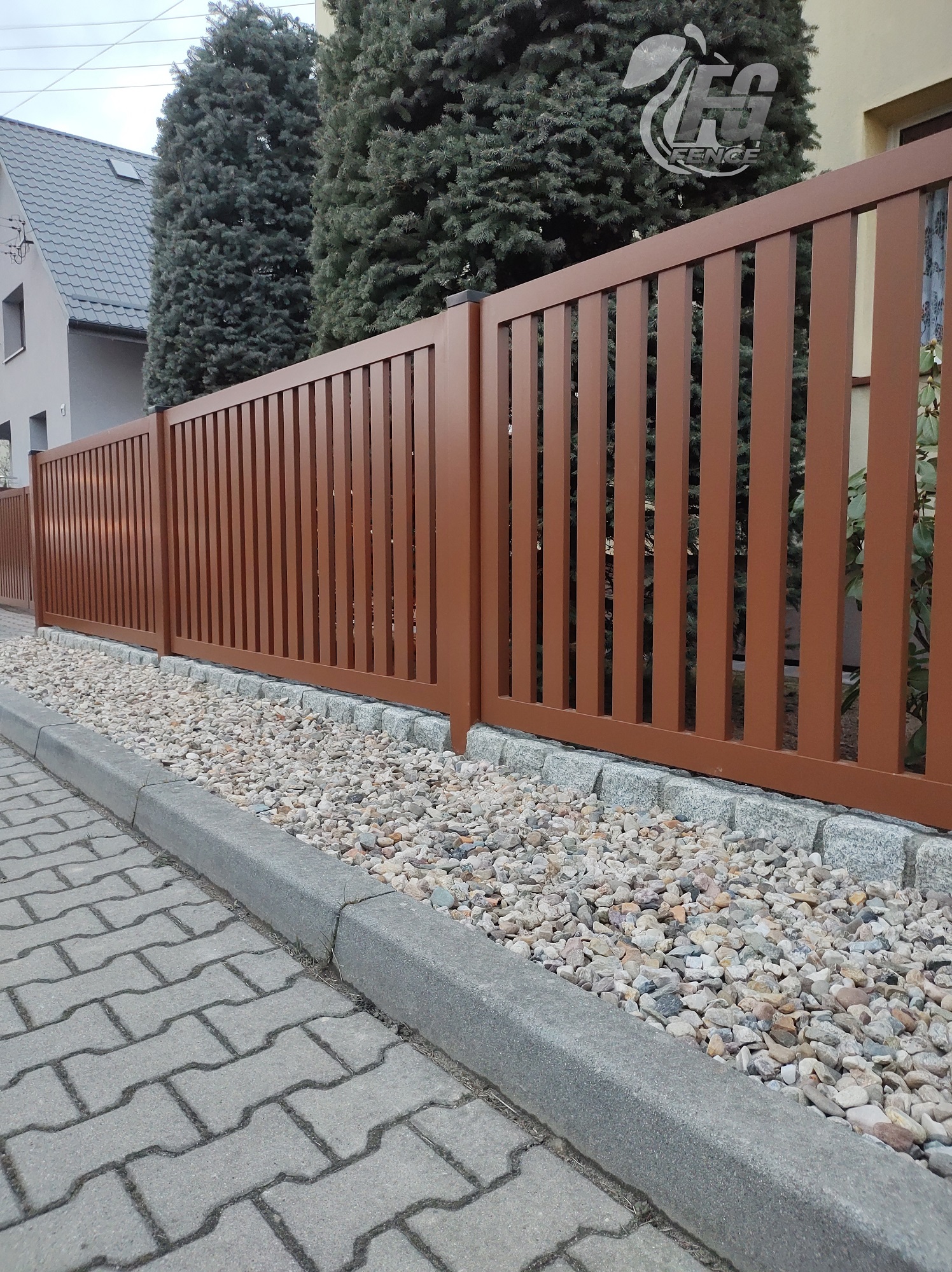 brązowy płot ze stali